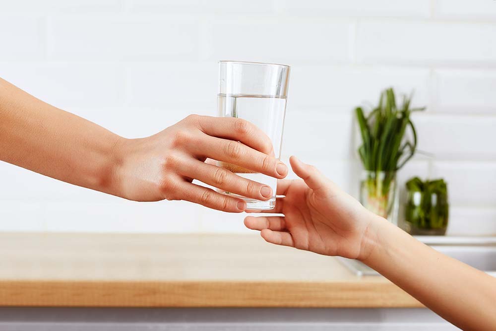 Dela ett rent glas vatten med hjälp av HW-Bygg och Renton Vattenrening. 